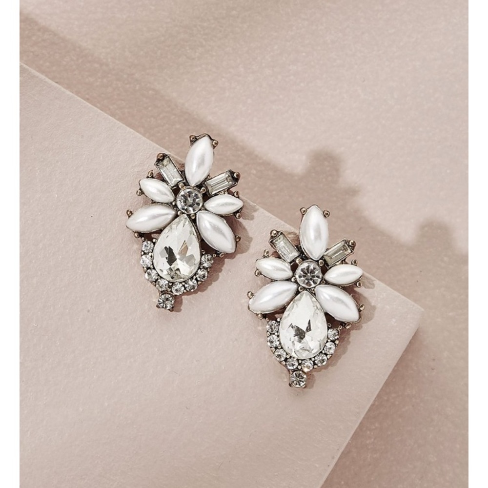 NEW Olive and Piper Pearl Floret Studs